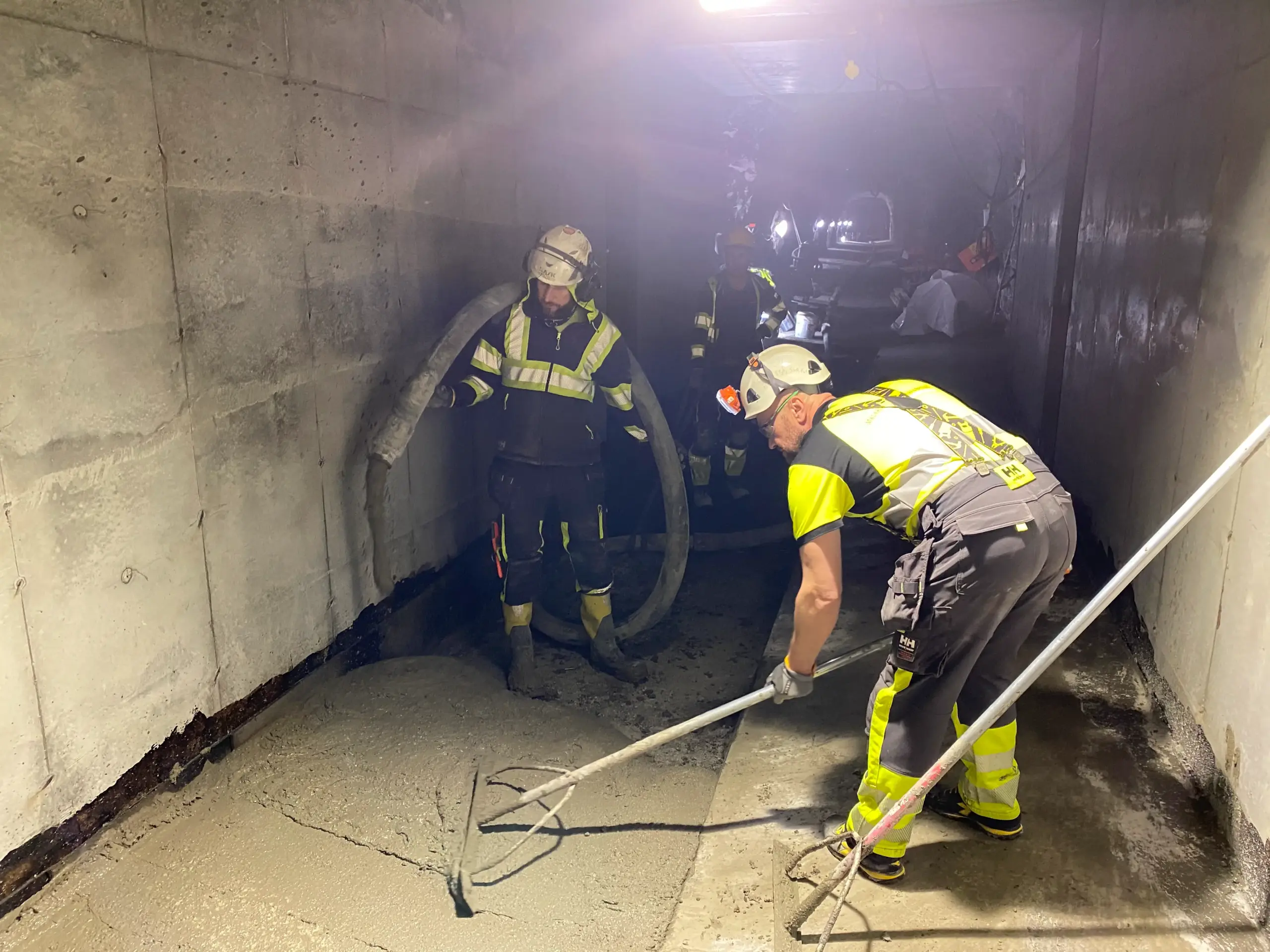 Personal från S2A Bygg som utför betonggjutningsarbete